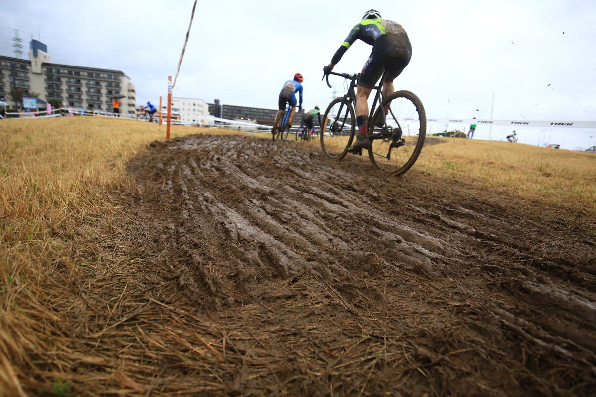 濡れた芝と浅い泥で滑りやすかった難コース