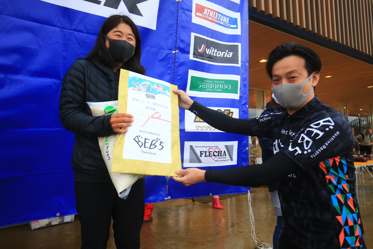 CL1優勝の渡部春雅(駒澤大学高等学校)に星野リゾート BEB5土浦の宿泊券が贈られた