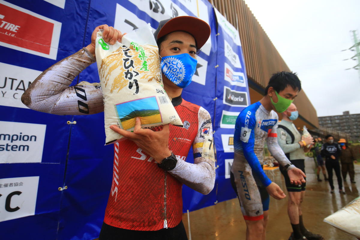 参加賞や上位入賞者には田島屋からお米が贈られた