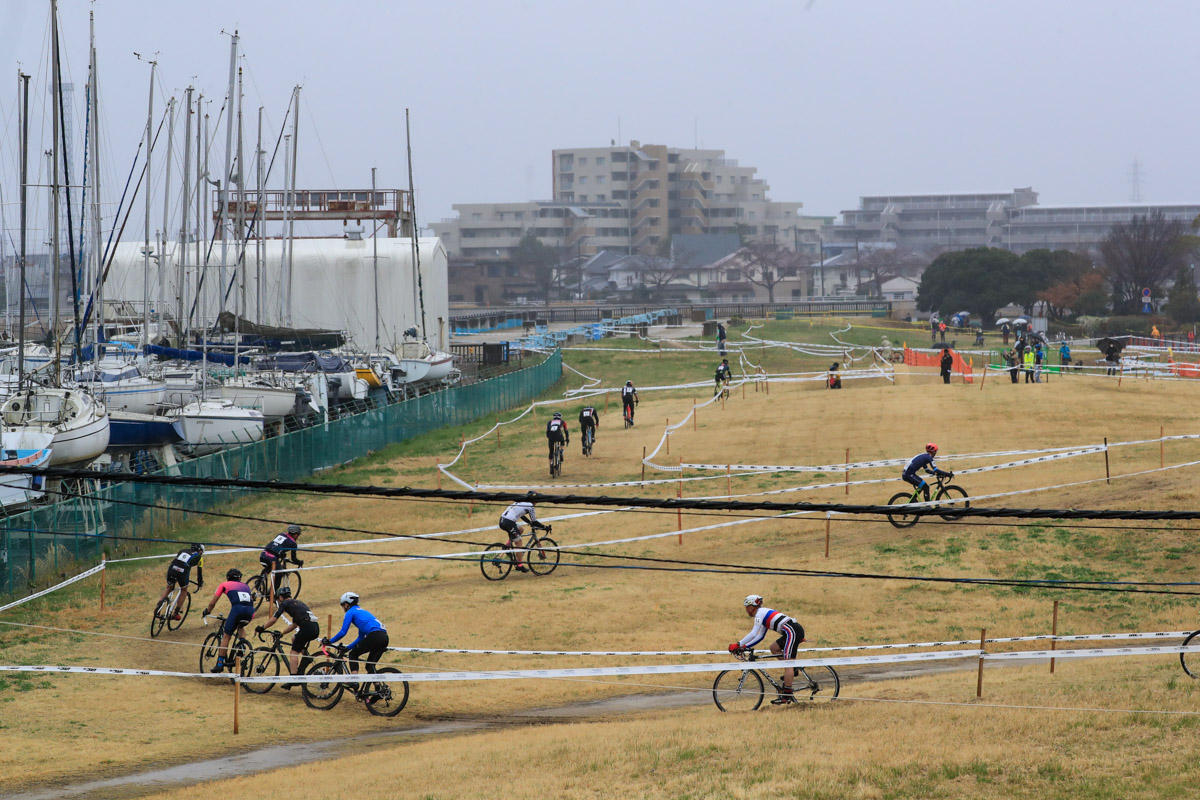 芝の広場の脇にはマリーナに並ぶヨットやクルーザーが見える川口運動公園周辺のコース