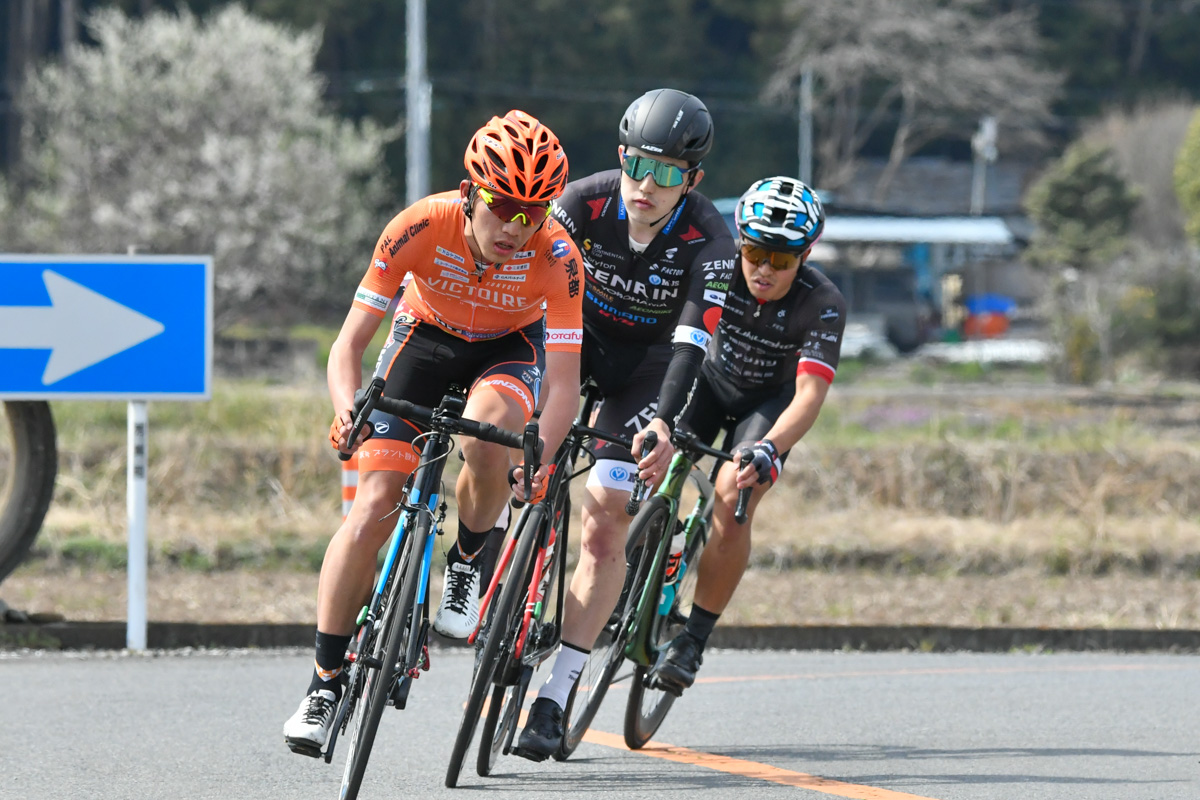 内田宇海（ヴィクトワール広島）、横塚浩平（チーム右京 相模原）、持留叶汰郎（VC福岡）の3人が逃げ集団を形成する