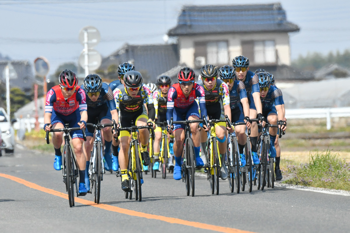 宇都宮ブリッツェンがコントロールに加わり、メイン集団のペースが上がる