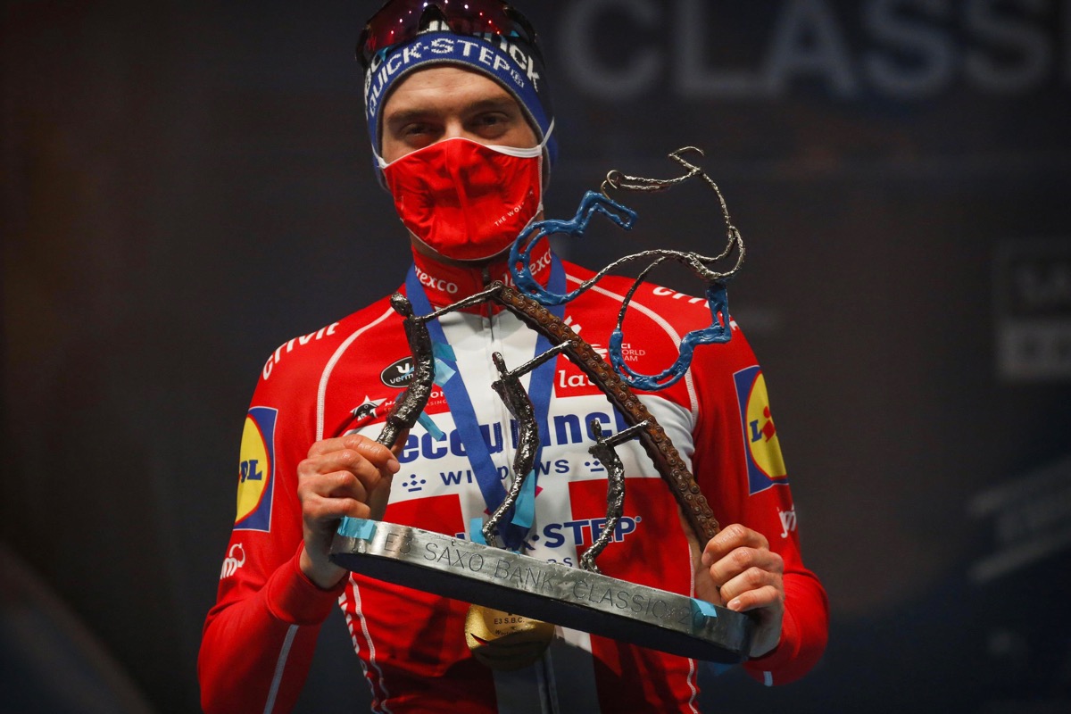 優勝トロフィーを受け取ったカスパー・アスグリーン(デンマーク、ドゥクーニンク・クイックステップ)