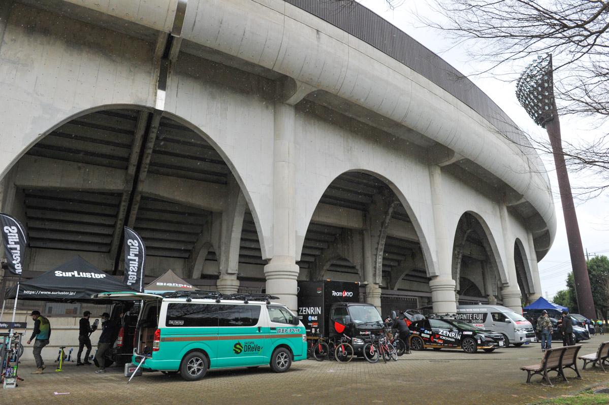 雨を避けるように清原球場のスタンド下に各チームがピットを設営