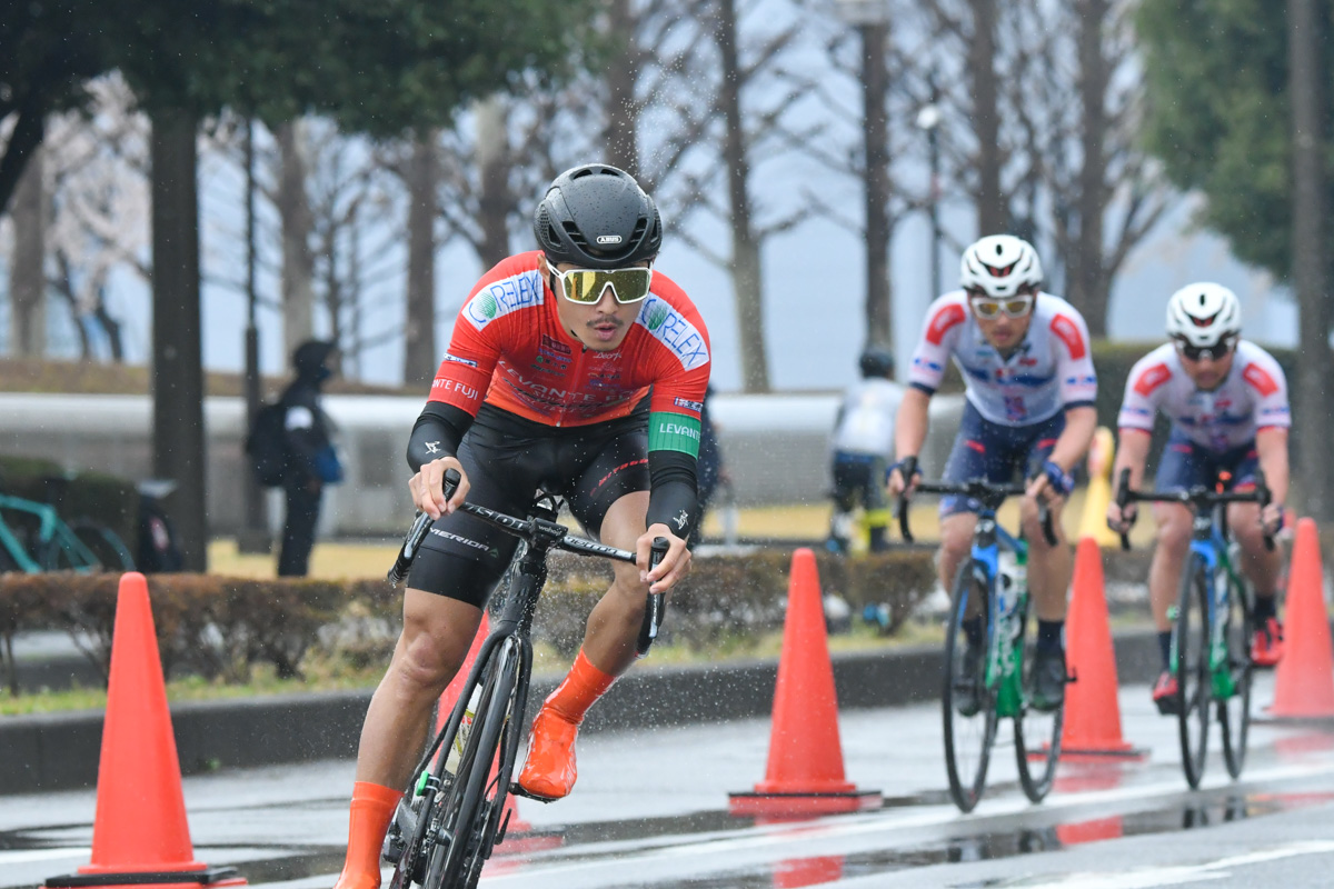 鈴木龍（レバンテ富士静岡）のアタックに山本元喜と山本大喜（ともにキナンサイクリングチーム）が反応して集団から先行する