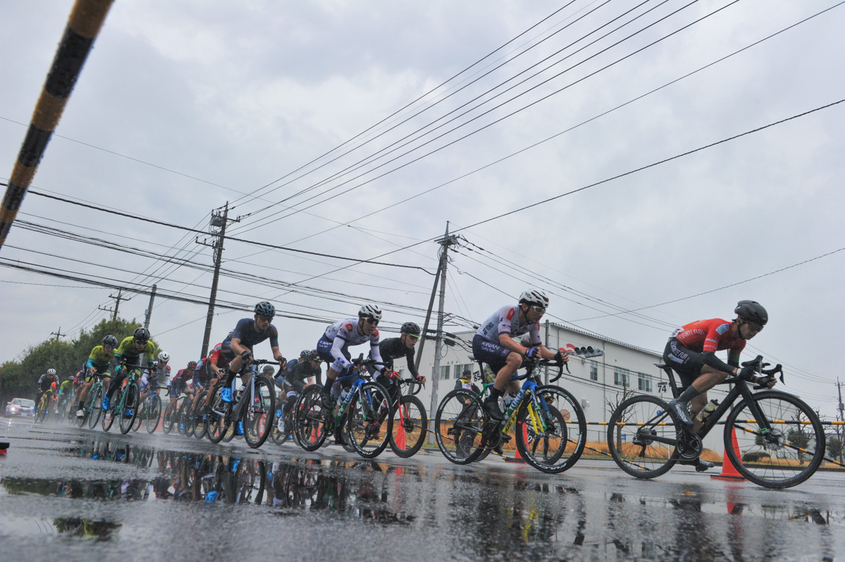 終盤に入り雨は弱まったが、路面はウェットなまま