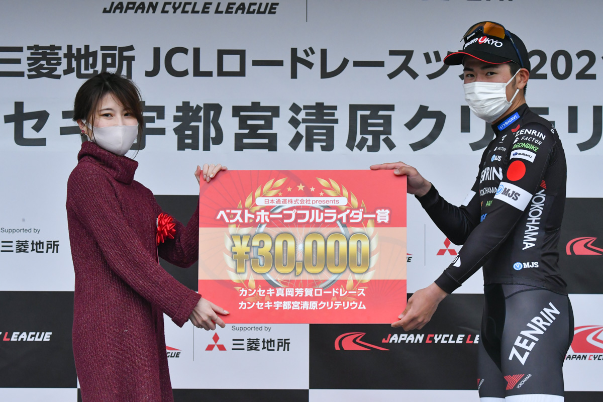 ベストホープフルライダー賞は6位に入った宇賀隆貴（チーム右京 相模原）の手に