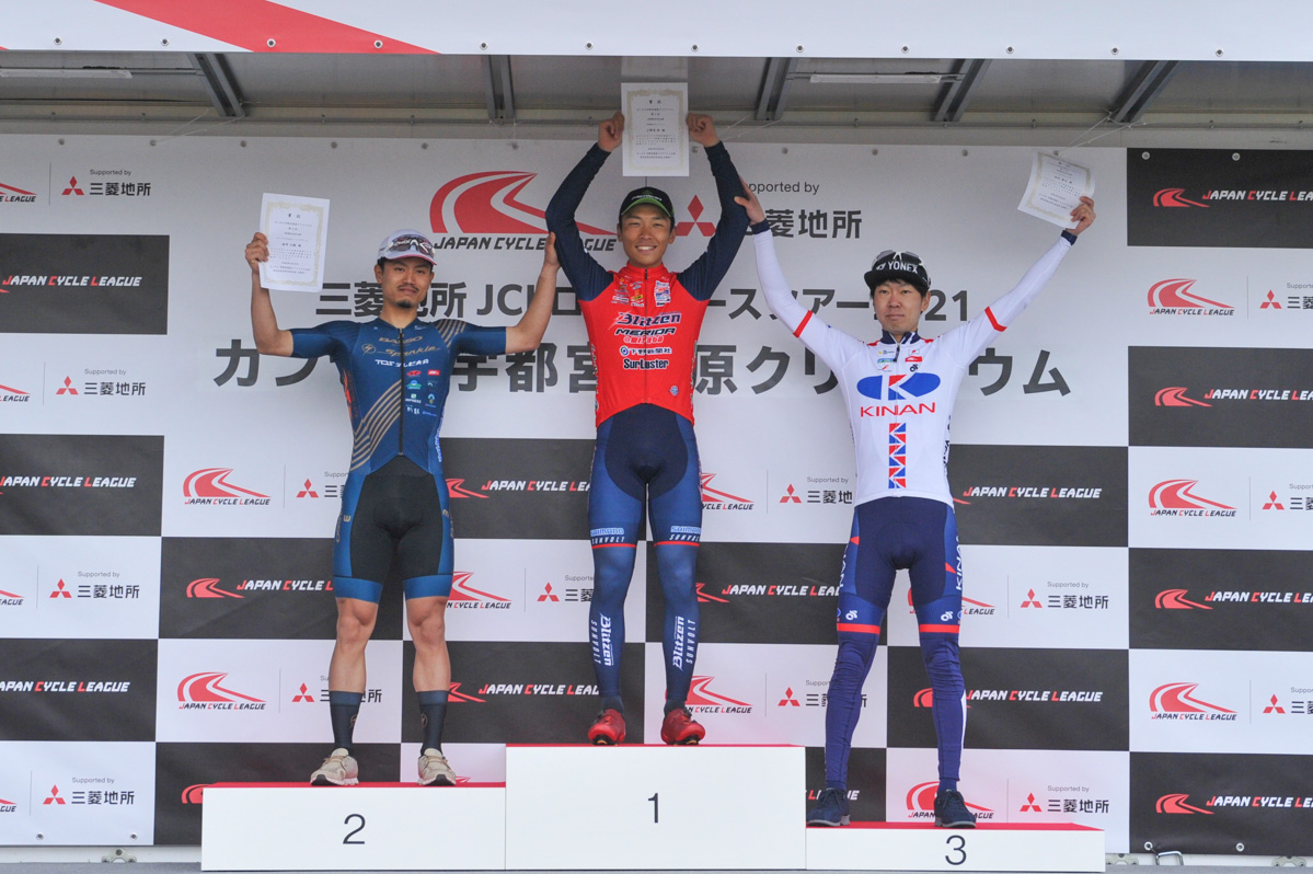 左から2位の孫崎大樹(スパークルおおいたレーシングチーム)、優勝した小野寺玲(宇都宮ブリッツェン)、3位の畑中勇介(キナンサイクリングチーム)