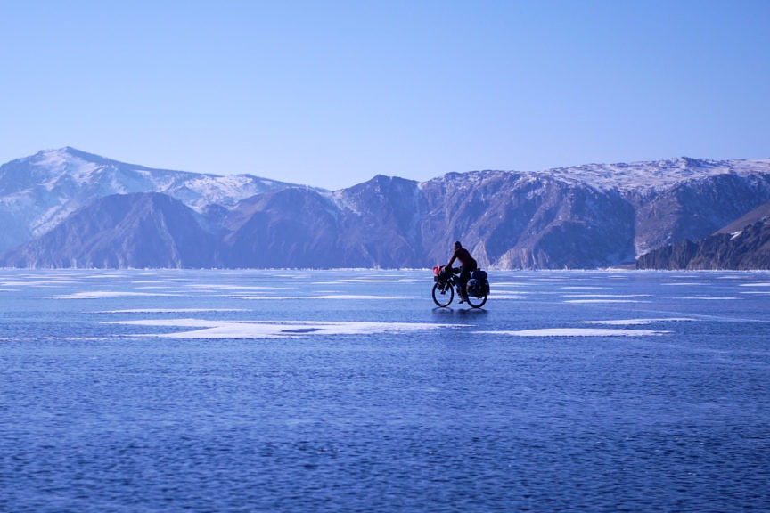 ボムトラックのアドベンチャーバイクで真冬のバイカル湖を駆ける