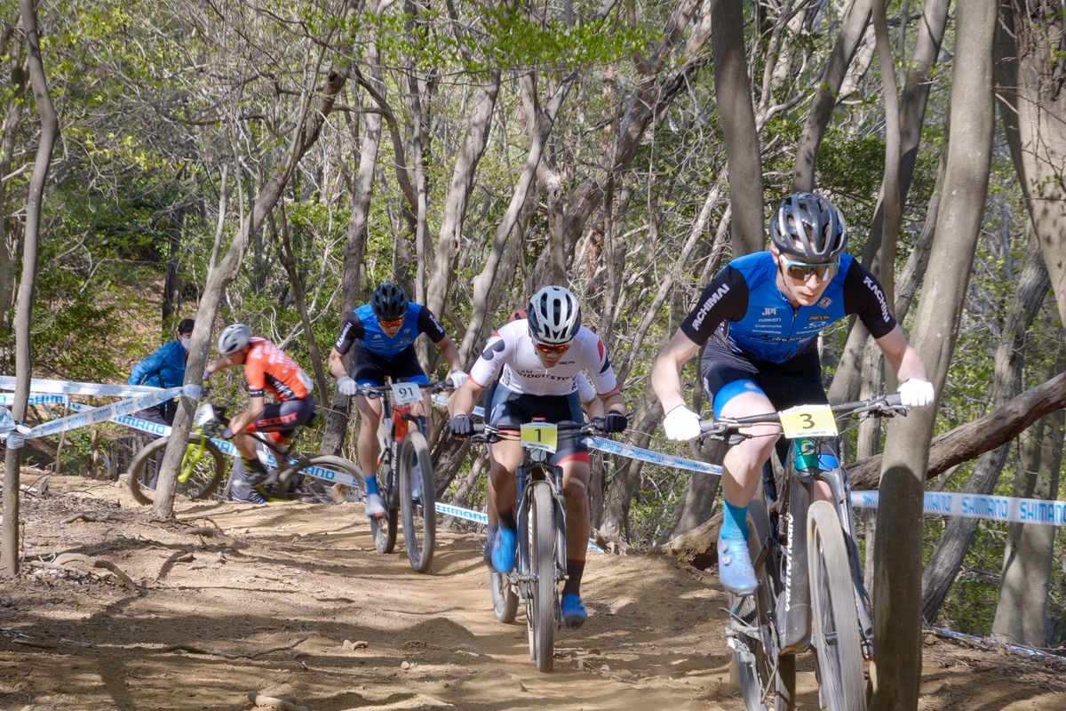 先頭グループを率いる北林力(Dream Seeker MTB Racing Team)