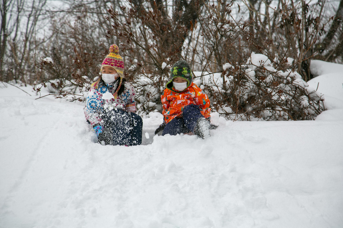 早速雪遊びを始める子供たち