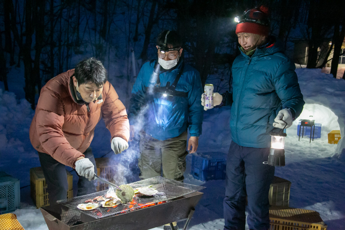 北見は焼肉の町。手慣れた皆さんはヘッドライトを標準装備