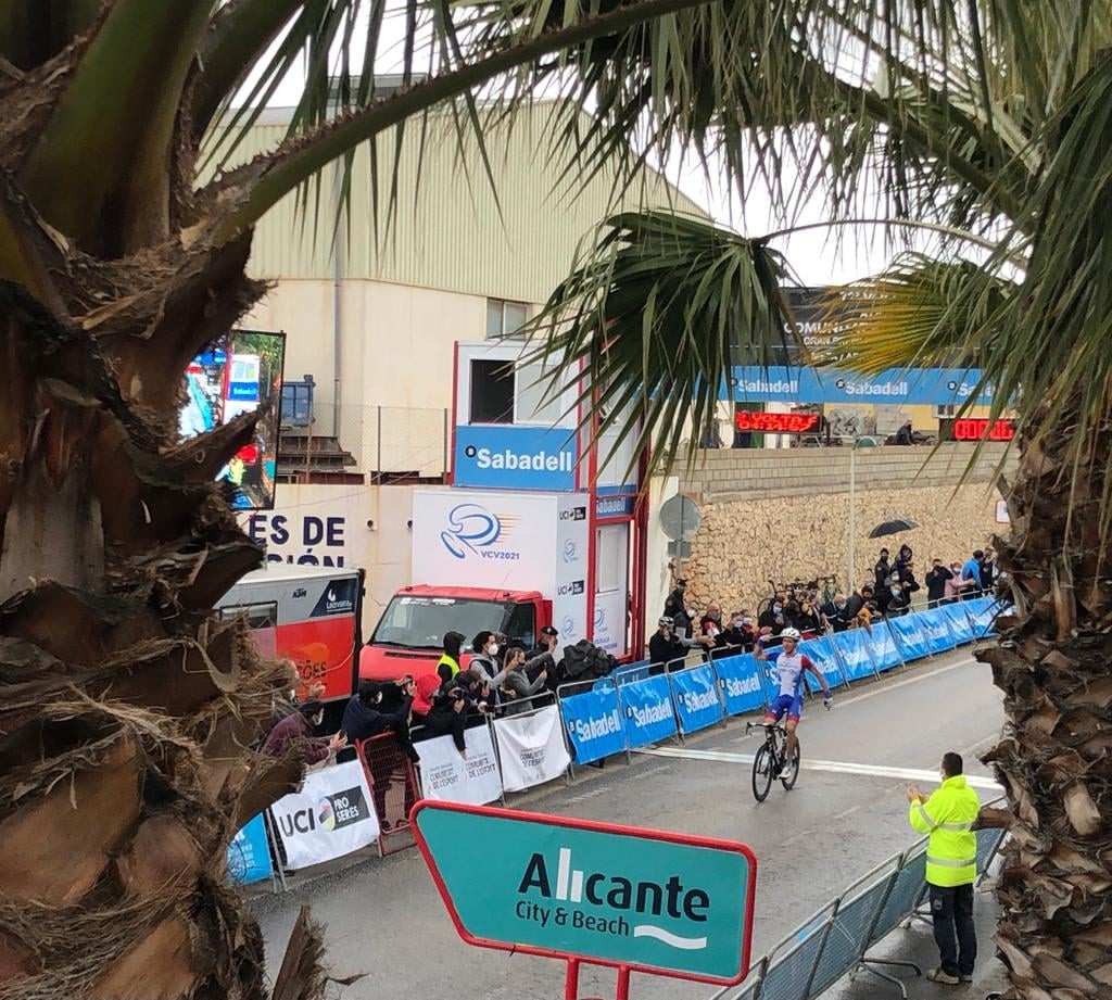 22kmを逃げ切るマイルズ・スコットソン(オーストラリア、グルパマFDJ)