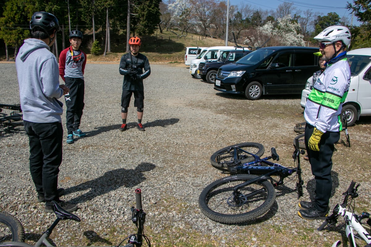 まずは駐車場に集合します