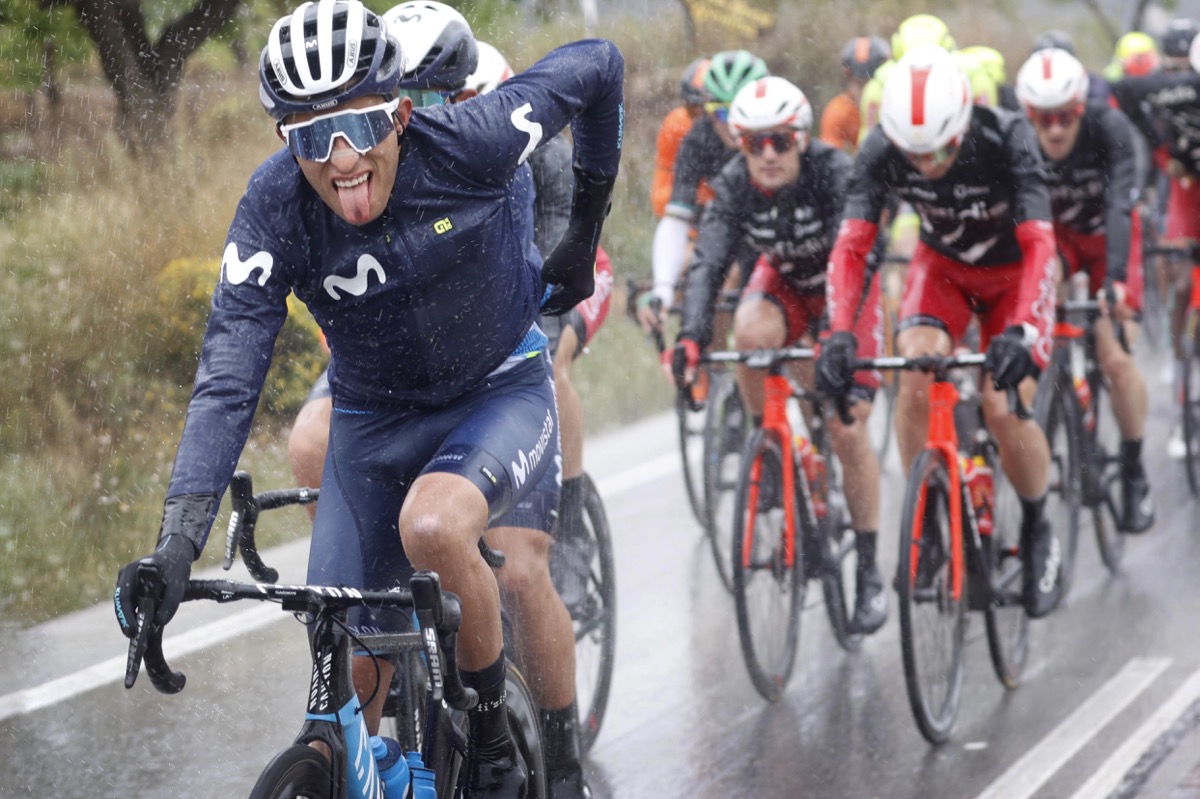 レース中盤から降り注いだ雨が選手たち濡らした