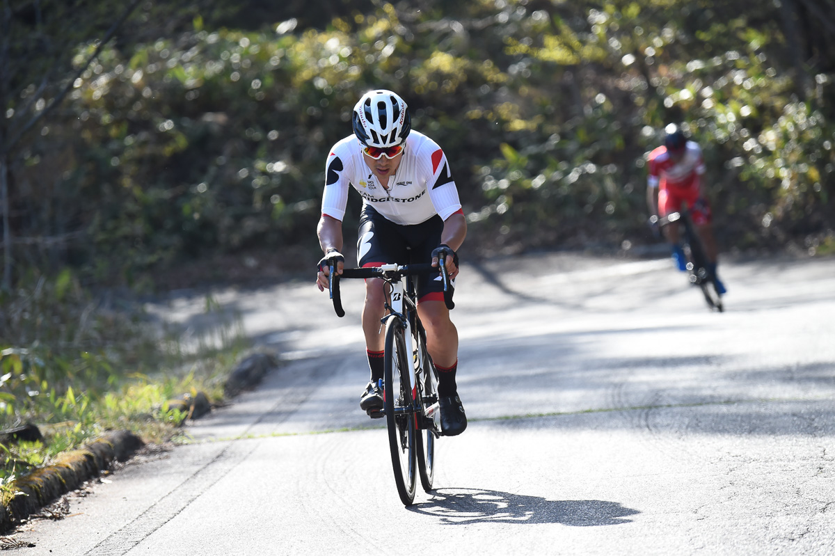 心臓破りの登りで増田成幸を振り切る窪木一茂（チームブリヂストンサイクリング）