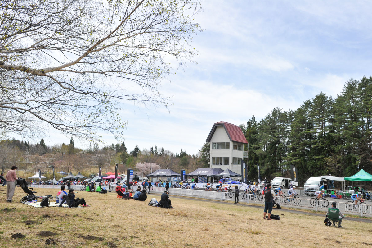 快晴に恵まれた群馬サイクルスポーツセンターには観戦客の姿も見られた