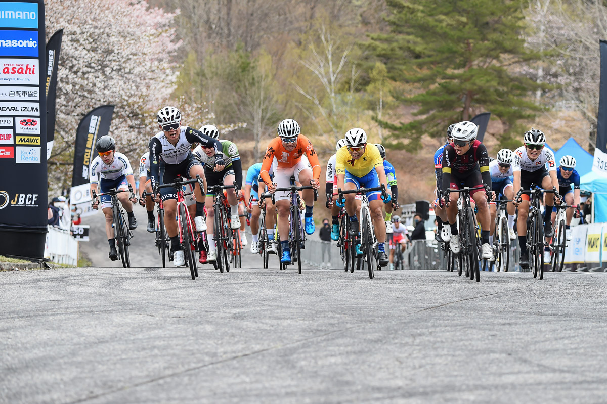 E1　スプリントを制したのは塩澤魁（ORCA　CYCLING TEAM）