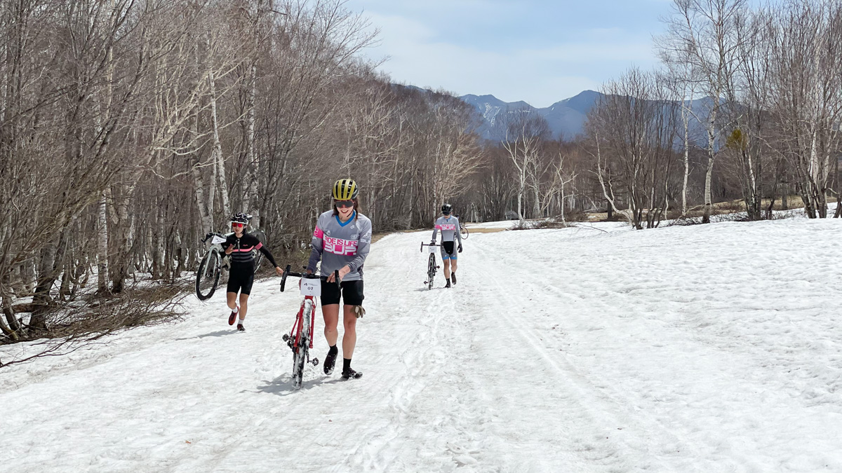 試走に出るとコースには予想以上の雪原が広がっていた....