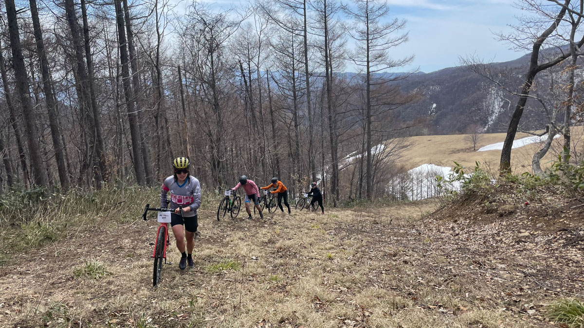 急勾配の登りで自転車を押す。これがクロスカントリースキーのコースであることが驚きだ