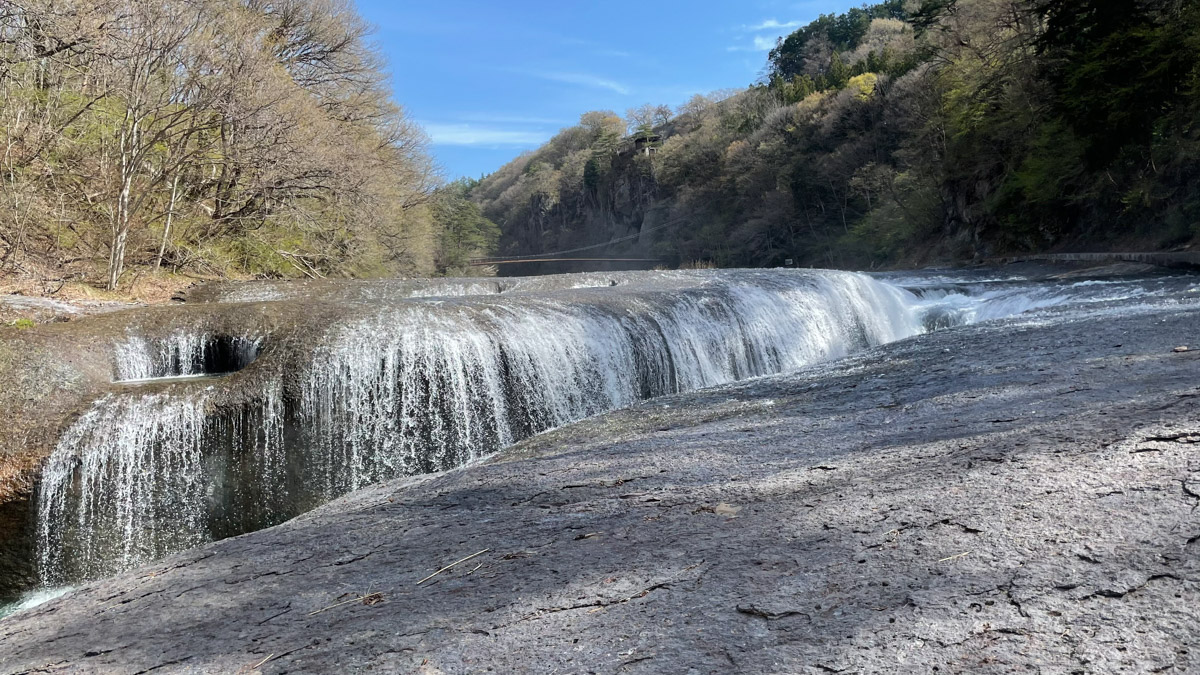 道中に立ち寄った吹割の滝。なかなか見事でした