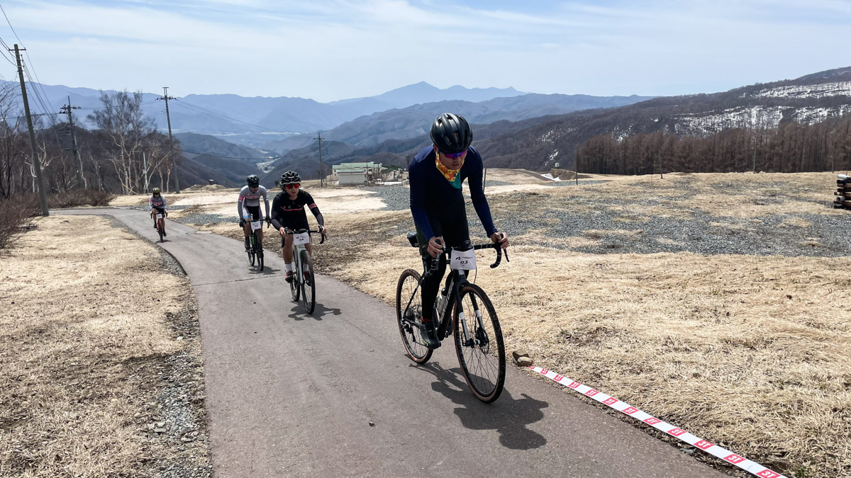 キャンプ場の歩道を登る。少ない舗装区間だ