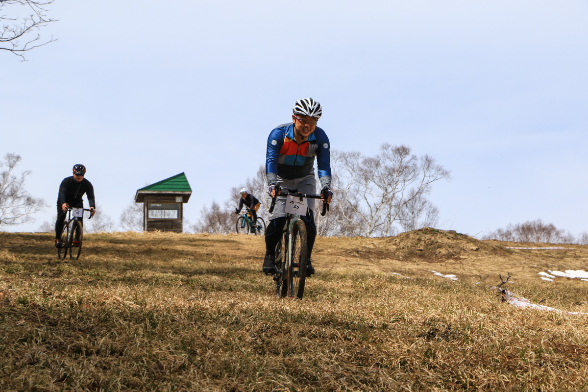 XCスキー場の下りはなだらかなダウンヒルだ