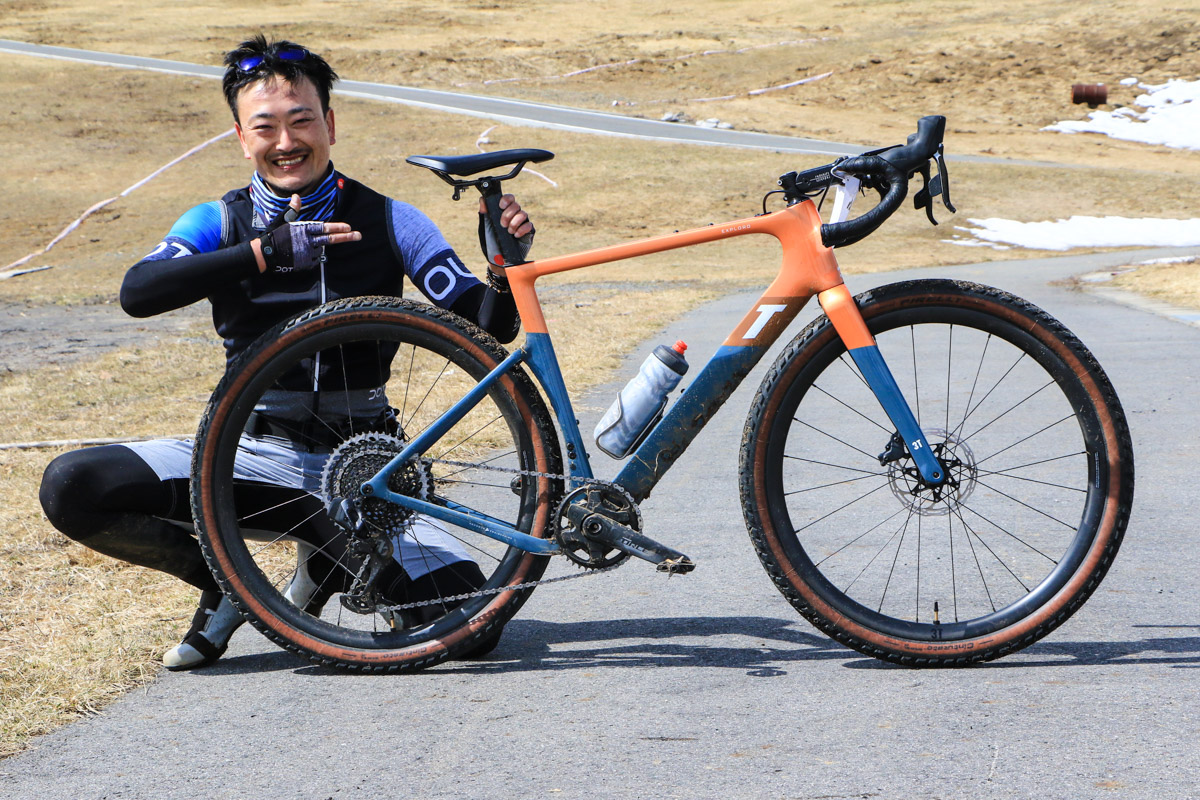 下田晋一郎さん（サイクルハウスWISH）と愛車の3T EXPLORO RACE MAX