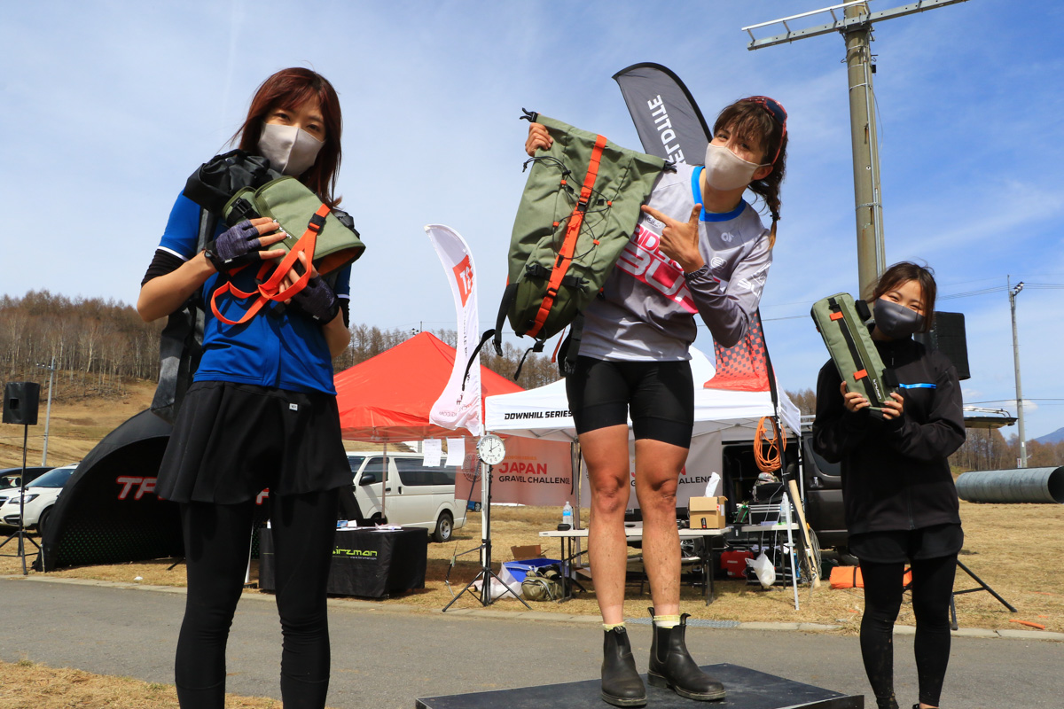 女子表彰。入賞者にはバイクパッキングバッグがプレゼントされた