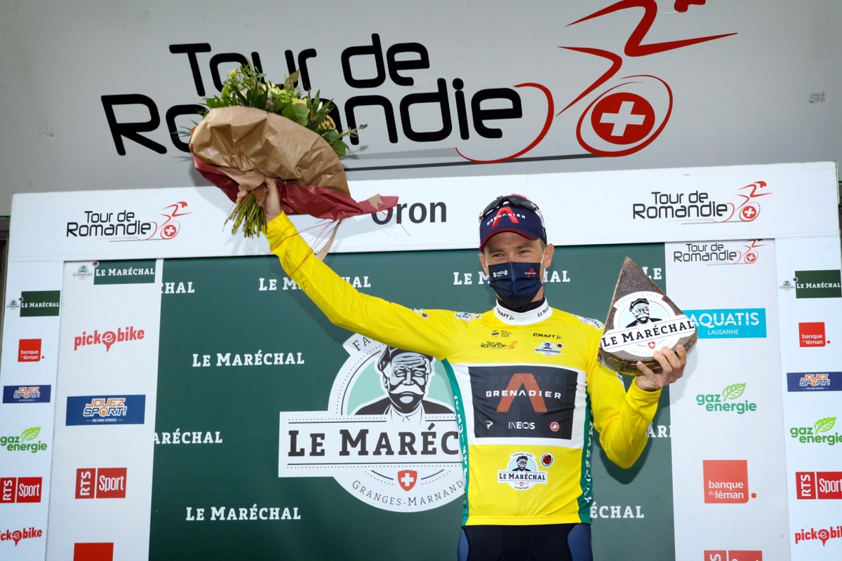 リーダージャージに袖を通したローハン・デニス(オーストラリア、イネオス・グレナディアーズ)