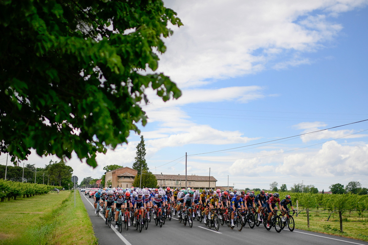 ステージ前半は平均スピード40km/h以下のスローペースで進行