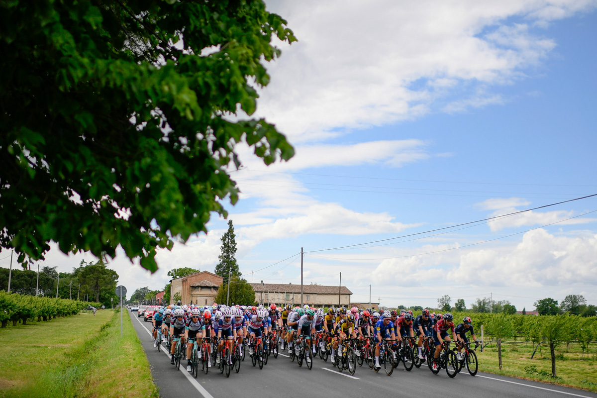 ステージ前半は平均スピード40km/h以下のスローペースで進行