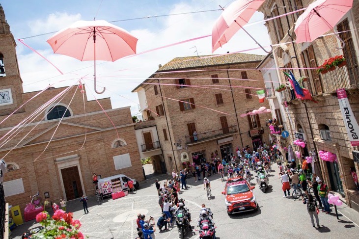 ピンクの傘が踊るノタレスコの街をスタート