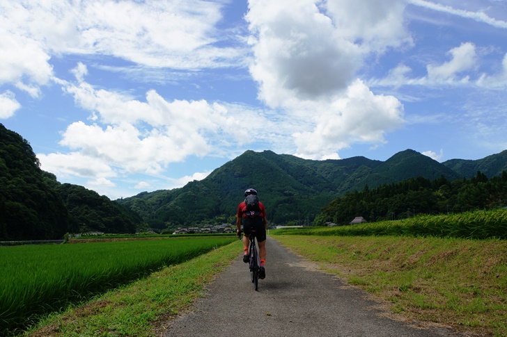 山あいの田園地帯を貫く廃線跡サイクリングロードですが、その景色は今も昔も変わっていなさそうです