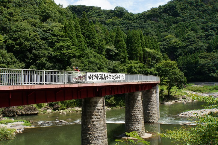 ゆるやかなカーブを描く「山国川第二橋梁」は、2012年の台風で橋脚の一部が流失したものの、2014年に再建されました
