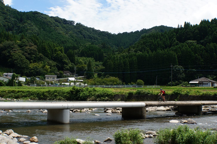 こちらの沈下橋（潜水橋）は、増水すると水面下に沈む構造のため、欄干も無く走る時はちょっと緊張します(汗)