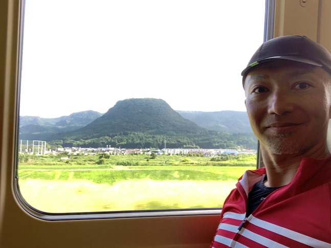 玖珠盆地ではユニークな形の山が目を楽しませてくれました!車窓から見えるのは切り株伝説のある「刈株山」