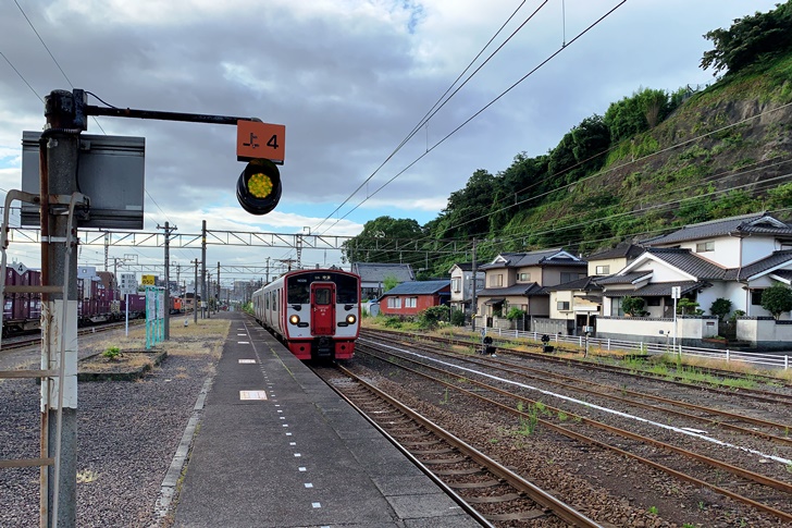 JR九州らしい凝ったデザインの通勤電車を見て、はるばる九州までやって来たことを実感するのであった