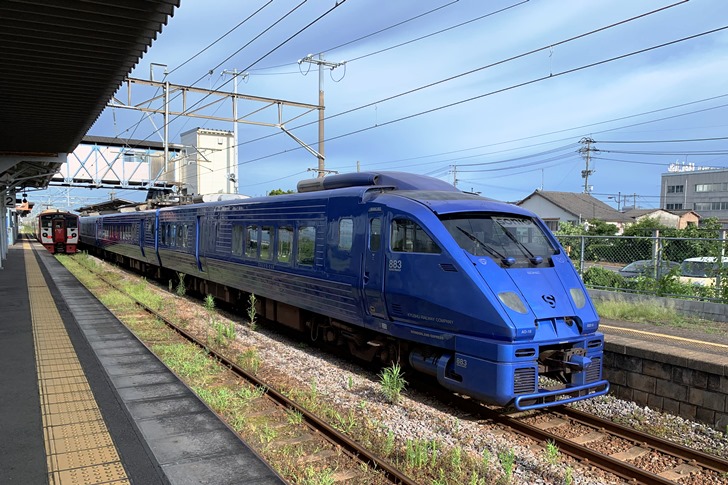 特急列車通過待ち中 やって来たのは 青いソニック こと8系電車 これもjr九州らしいかっこいいデザインが光ります Cyclowired
