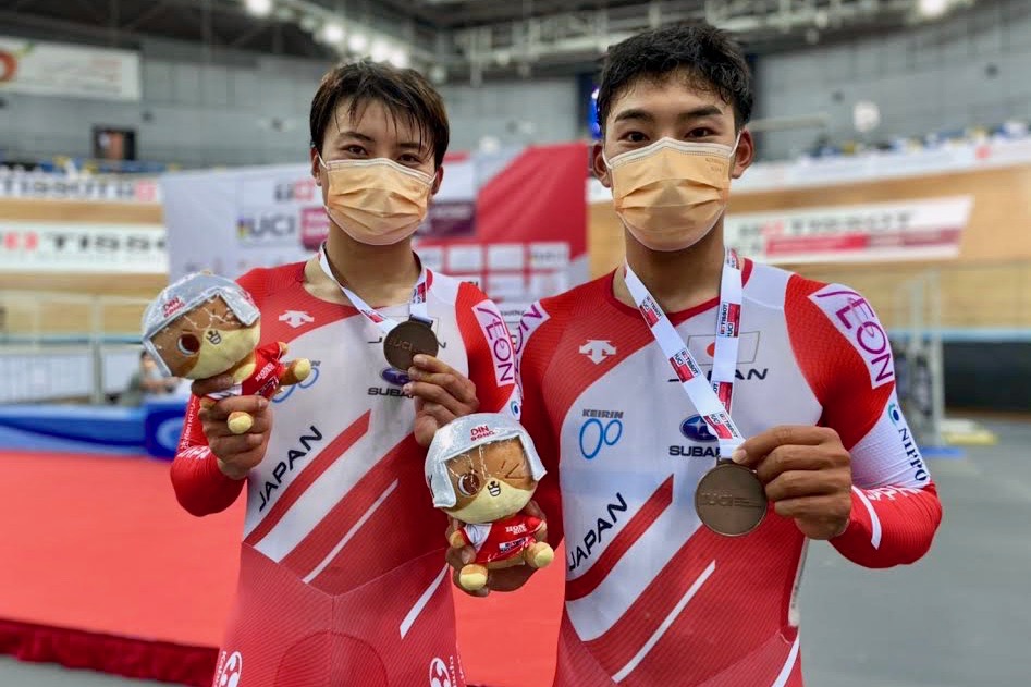 日本人史上初となる男子マディソンでのメダルを獲得した橋本英也(チームブリヂストンサイクリング/JPCU岐阜)/今村駿介(チームブリヂストンサイクリング)組