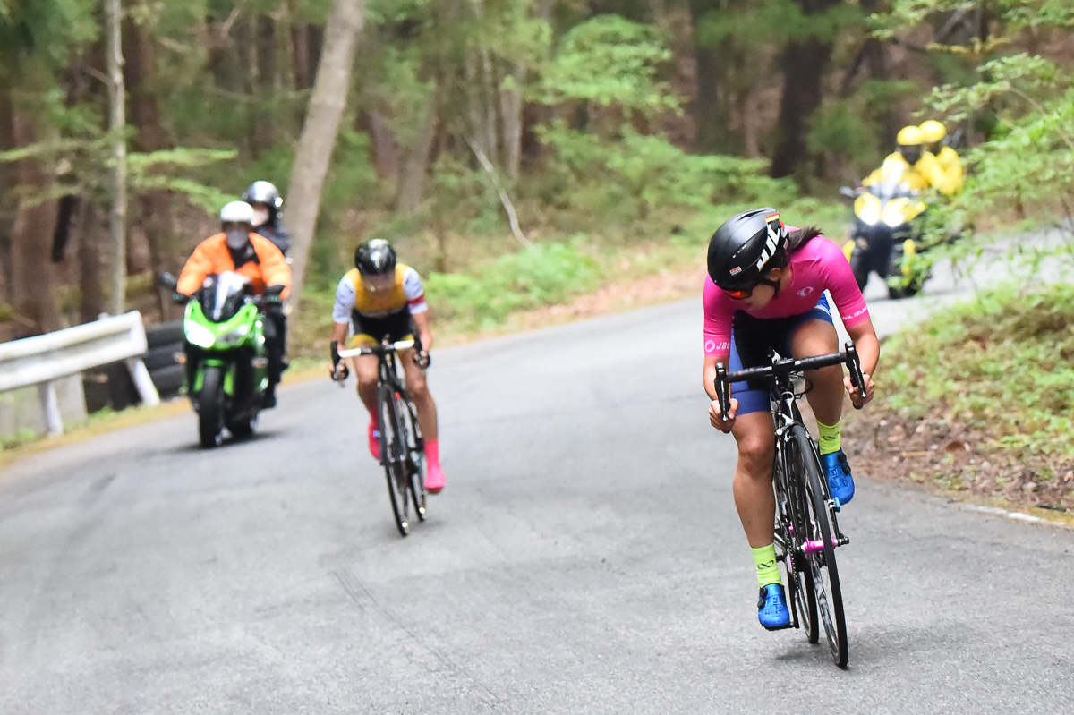 女子　唐見実世子（弱虫ペダルサイクリングチーム）を引き離していく植竹海貴（Y's Road）