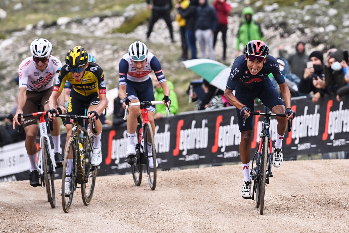 未舗装の1級山岳を制し、自身初のグランツールステージ優勝を挙げたエガン・ベルナル(コロンビア、イネオス・グレナディアーズ)