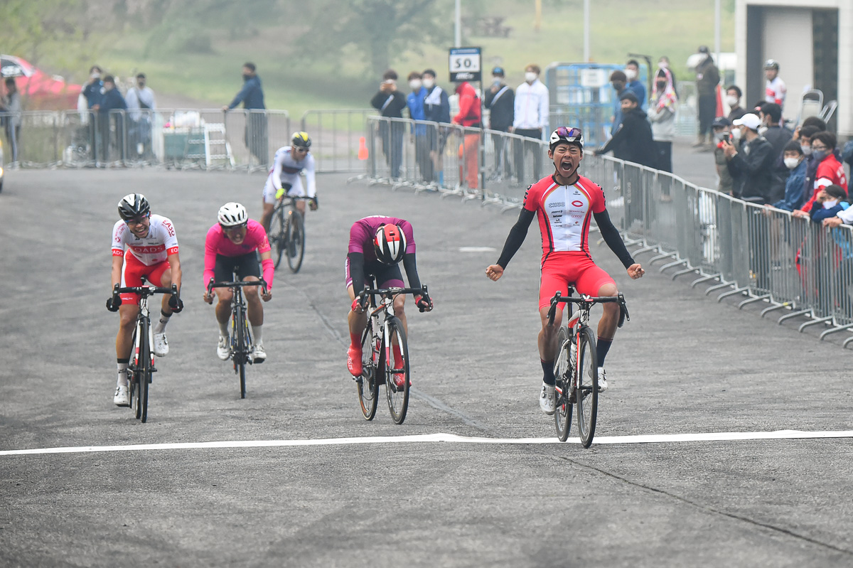 男子クラス1+2 岩田聖矢(中央大学)が5名のスプリントを制して優勝