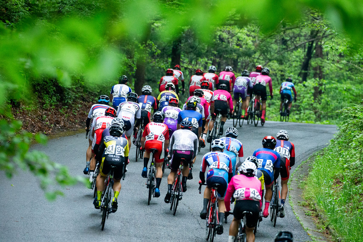男子クラス1+2 雨はやんだものの、木立で薄暗い6kmサーキット