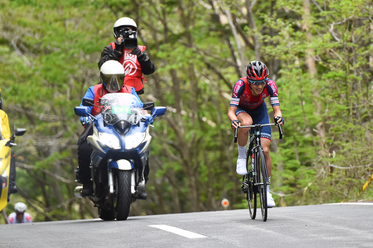 トマ・ルバ（キナンサイクリングチーム、写真左下）を置き去りにして残り300mに現れた増田成幸（宇都宮ブリッツェン）