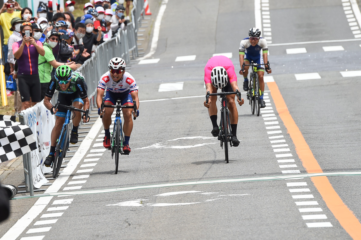 TOJ相模原ステージ　フェンスの脚に乗り上げながらも山本元喜を差し切ったホセ・ビセンテ・トリビオ（マトリックスパワータグ、写真左）