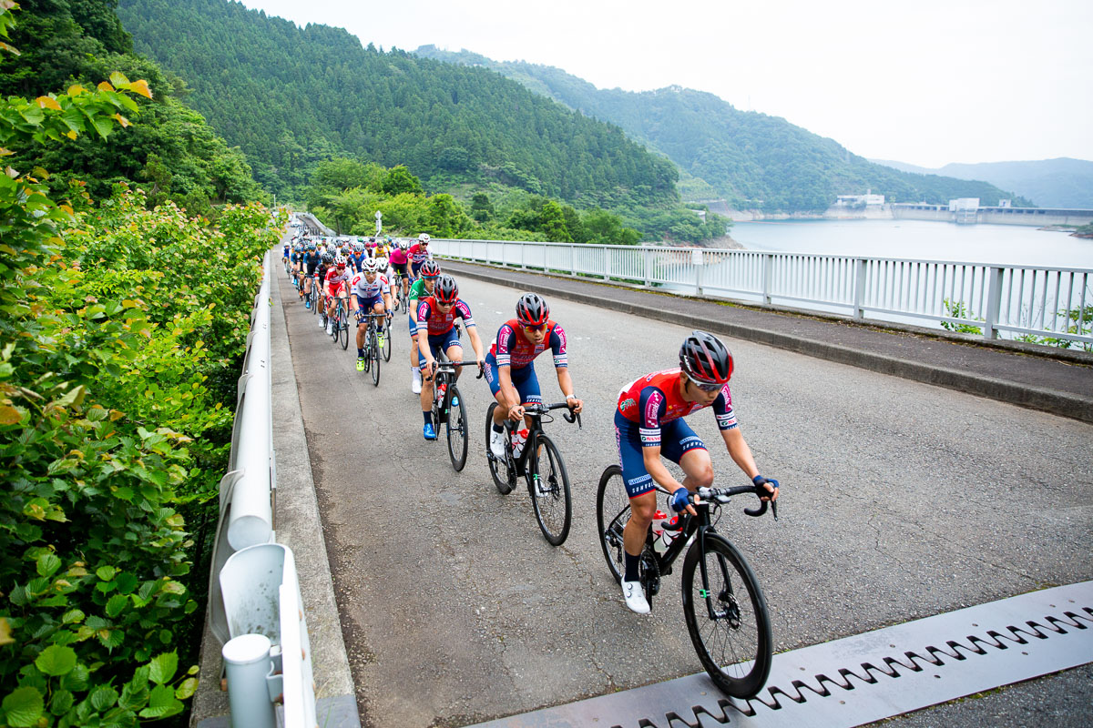 宮ヶ瀬湖畔のコースを進む集団　奥に見えるのは宮ヶ瀬ダム