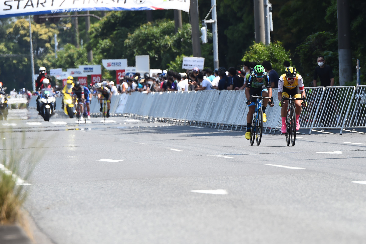 残り2周 先頭集団が分裂し、川野碧己(弱虫ペダルサイクリングチーム)と小林海(マトリックスパワータグ)が先行