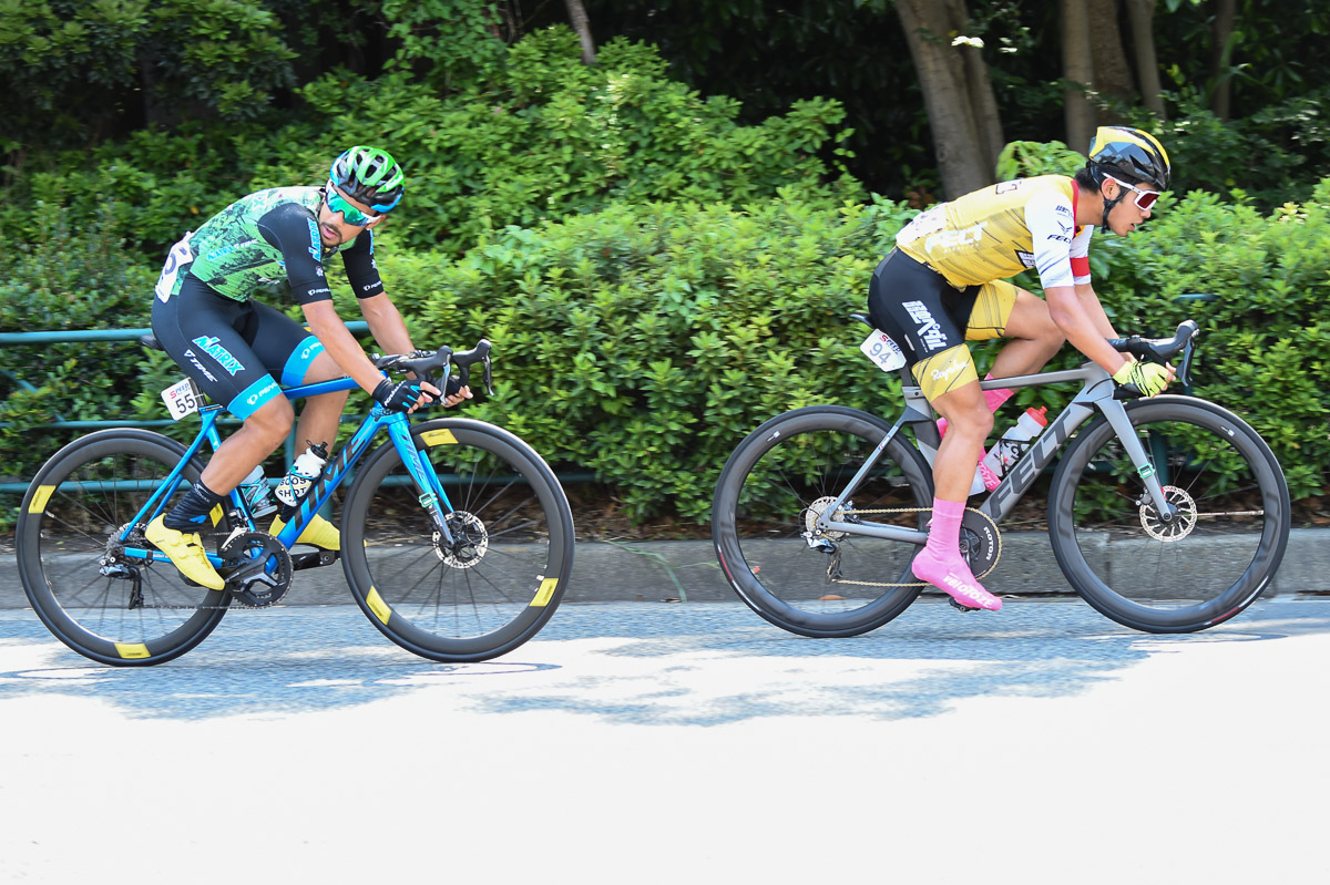 東京ステージ残り2周、川野碧己(弱虫ペダルサイクリングチーム)と小林海(マトリックスパワータグ)の2名が先行する