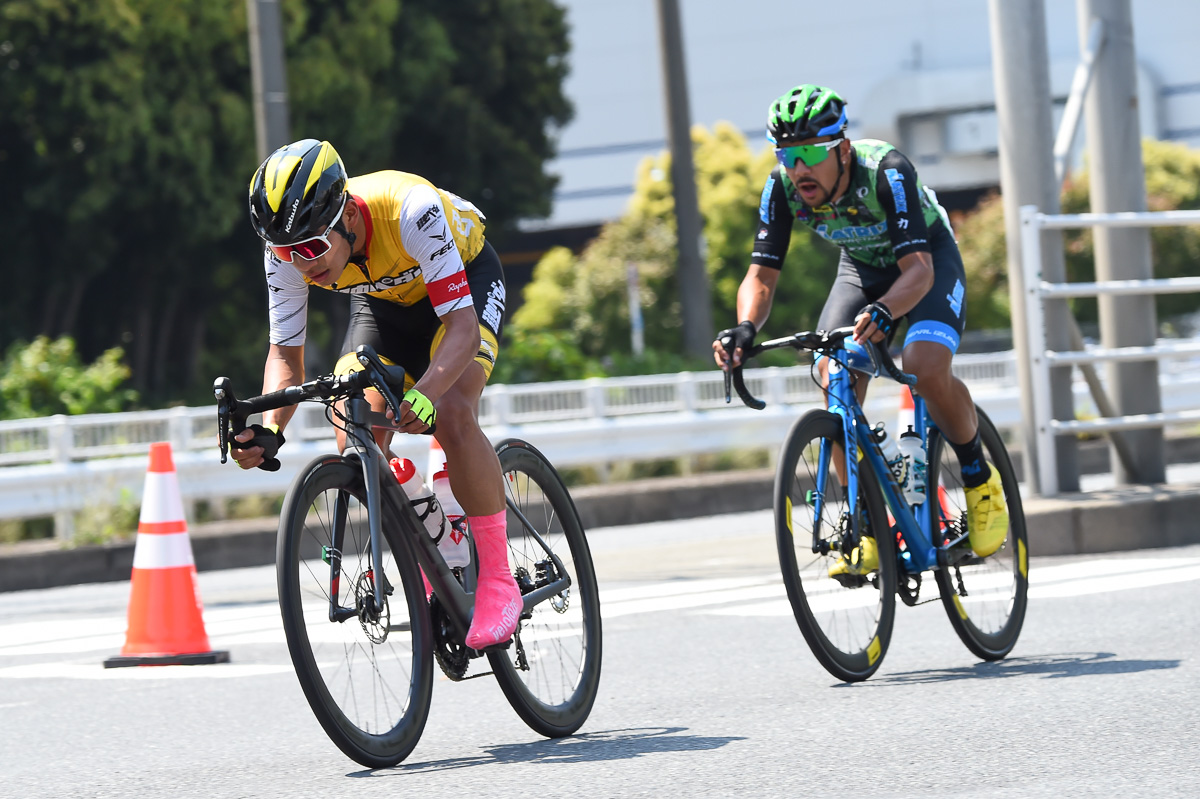 川野碧己（弱虫ペダルサイクリングチーム）と小林海（マトリックスパワータグ）が最終周回に入っていく